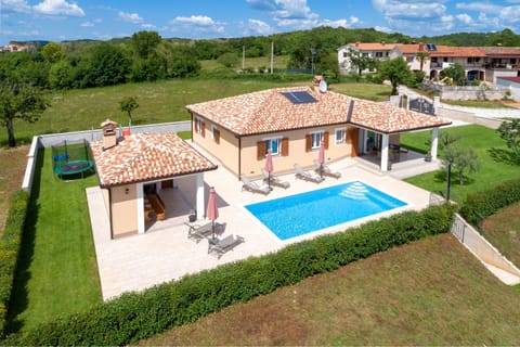 Property building, Day, Natural landscape, Bird's eye view, Garden, Garden, Garden view, Pool view, Swimming pool, sunbed