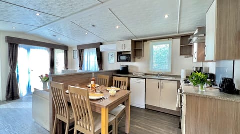 Kitchen or kitchenette, Food and drinks, Dining area, Food, minibar, pet friendly, stove, toaster