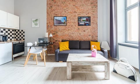 Kitchen or kitchenette, Living room, Seating area, Dining area, oven