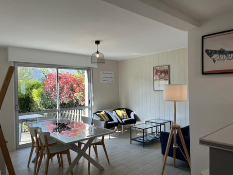 Seating area, Dining area
