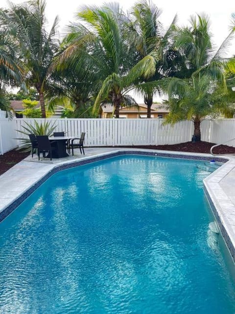 Gorgeous open concept 4 BR with heated pool and lounge area Villa in Oakland Park