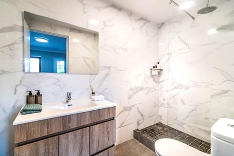 Shower, Toilet, Bathroom, towels