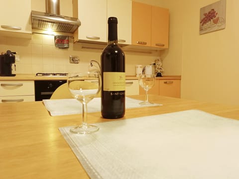 Kitchen or kitchenette, Dining area