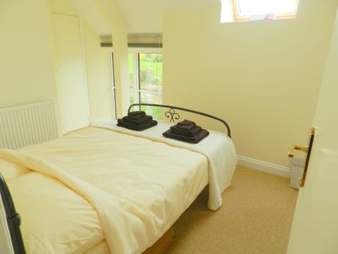 Bedroom, internet, towels