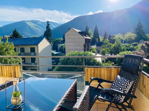 View (from property/room), Balcony/Terrace, Mountain view, sunbed