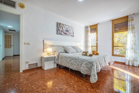 Bed, Photo of the whole room, Bedroom, internet, towels, air conditioner