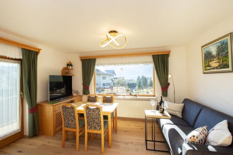 Communal lounge/ TV room, TV and multimedia, Living room, Seating area, Evening entertainment