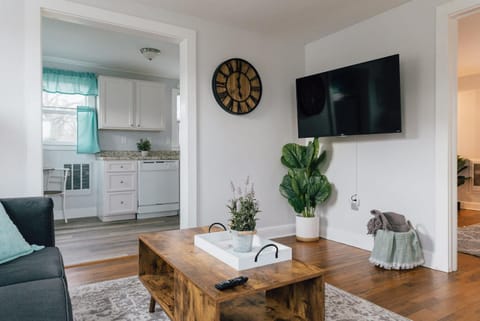 Villa Chic near Downtown Bristol King Bed Apartment in Bristol