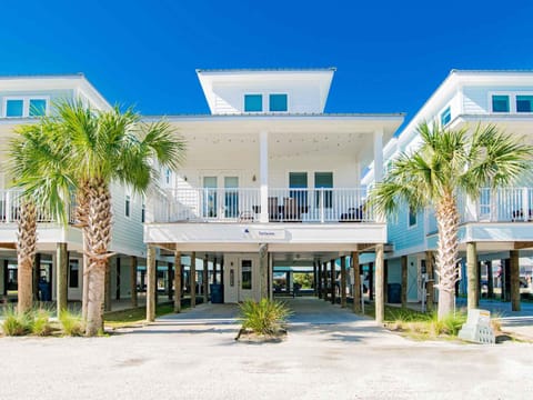 Property building, Facade/entrance, Garden, Balcony/Terrace, Parking