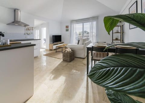 Ático nuevo en lujosa urbanización junto a restaurantes y cafeterías Apartment in San Pedro de Alcántara