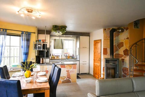 Kitchen or kitchenette, Dining area, pet friendly