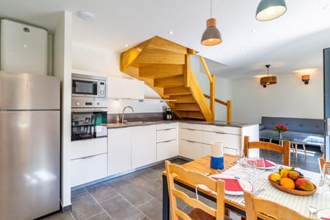 Kitchen or kitchenette, Dining area