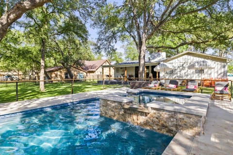 The Creek Villa Heated Pool & Spa and Boat Slip House in Lake Lyndon B Johnson