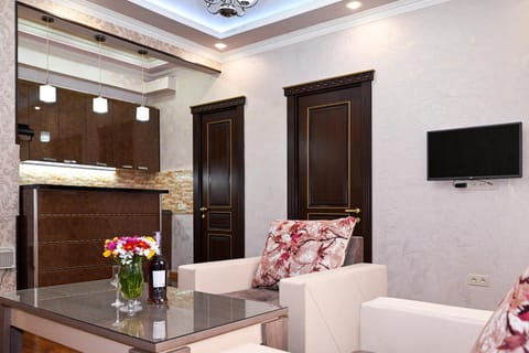 Communal lounge/ TV room, TV and multimedia, Kitchen or kitchenette, Living room, Seating area, Evening entertainment