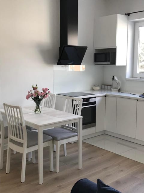 Kitchen or kitchenette, Dining area, dishwasher, minibar, stove