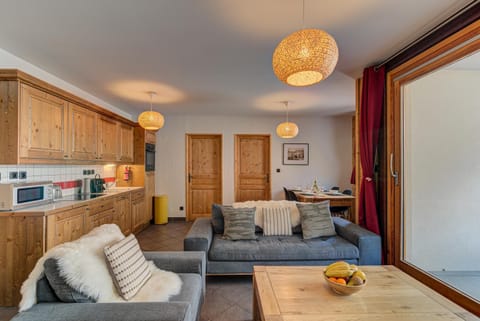 Kitchen or kitchenette, Living room, Seating area, Dining area, minibar, pet friendly, stove