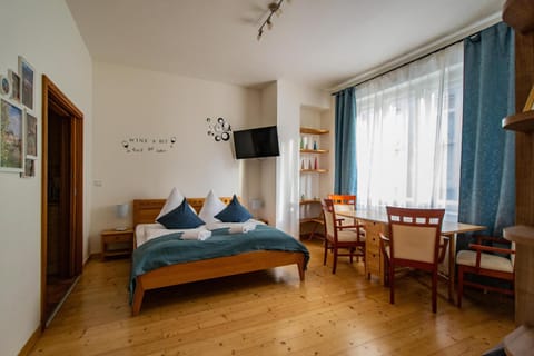Bed, TV and multimedia, Living room, Photo of the whole room, Seating area, Bedroom