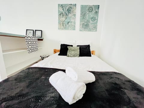 Bed, Photo of the whole room, Bedroom, towels