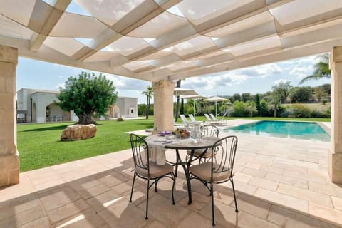 Property building, Day, Garden, Dining area, Garden view, Pool view, Swimming pool, sunbed