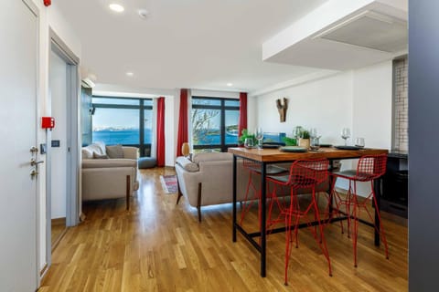 Kitchen or kitchenette, Living room, Seating area, Dining area
