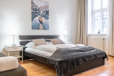 Bed, Bedroom, heating, towels
