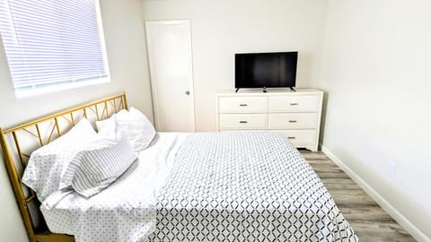 2BR Tropical Retreat A 3Mins to Beach Apartment in Indian Rocks Beach