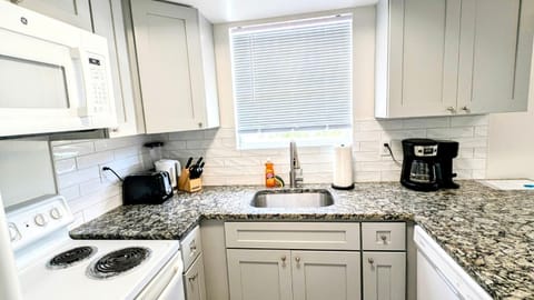 2BR Tropical Retreat A 3Mins to Beach Apartment in Indian Rocks Beach