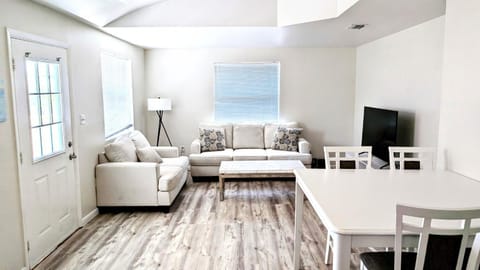 2BR Tropical Retreat A 3Mins to Beach Apartment in Indian Rocks Beach