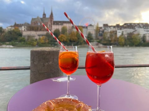 Seating area, Area and facilities, Area and facilities