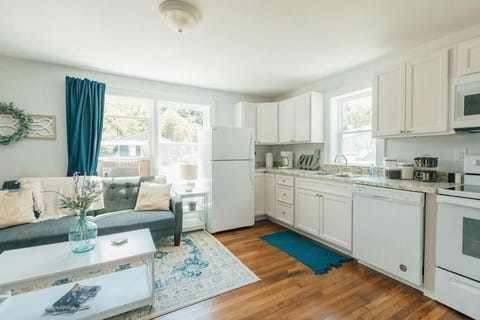 Cozy Farmhouse Apartment in Bristol 2 bed 1 bath Apartment in Bristol