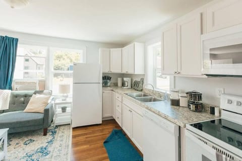 Cozy Farmhouse Apartment in Bristol 2 bed 1 bath Apartment in Bristol