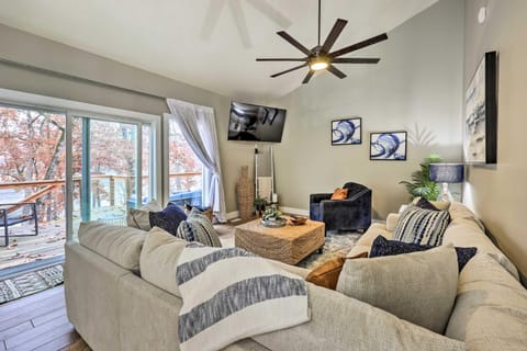 Lakefront Rogers Getaway with Hot Tub and Deck! House in Beaver Lake