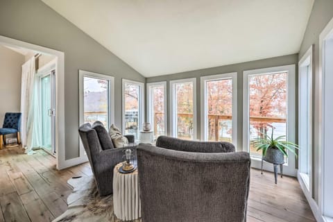 Lakefront Rogers Getaway with Hot Tub and Deck! House in Beaver Lake