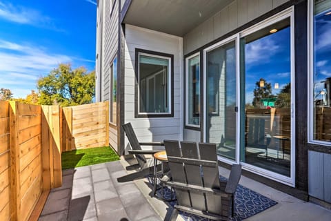 Work, Play and Explore! Townhome 6 Mi to Dtwn Denver House in Commerce City