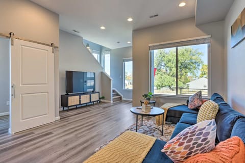 Work, Play and Explore! Townhome 6 Mi to Dtwn Denver House in Commerce City