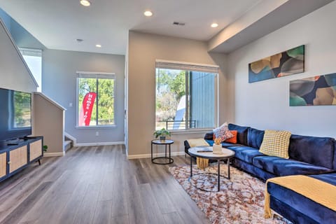 Work, Play and Explore! Townhome 6 Mi to Dtwn Denver House in Commerce City