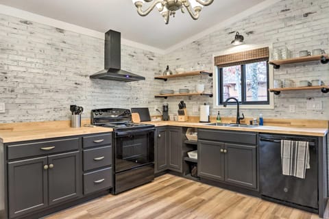 Cottage with Grill and Fire Pit in Osage Beach! House in Osage Beach