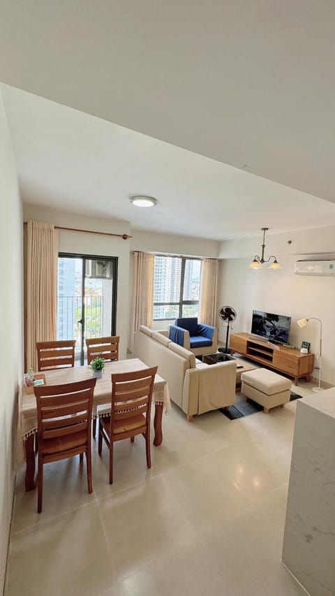 TV and multimedia, Kitchen or kitchenette, Living room, Seating area, Dining area