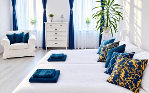 Bed, Photo of the whole room, Seating area, Bedroom, towels