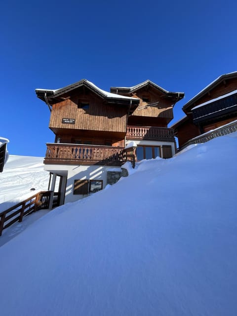 Property building, Day, Winter, Skiing