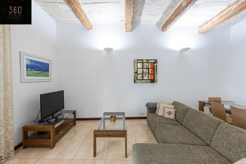 Seafront - Top Location, Top floor with WIFI & AC by 360 Estates Apartment in Valletta