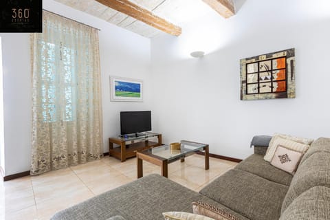 Seafront - Top Location, Top floor with WIFI & AC by 360 Estates Apartment in Valletta