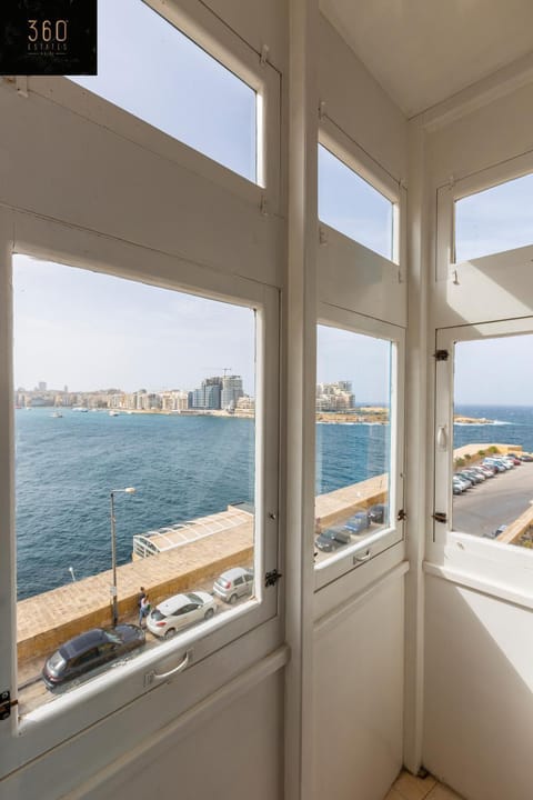 Seafront - Top Location, Top floor with WIFI & AC by 360 Estates Apartment in Valletta