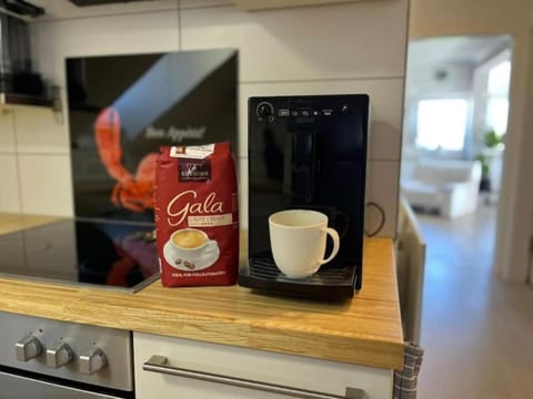 Coffee/tea facilities, Kitchen or kitchenette, stove