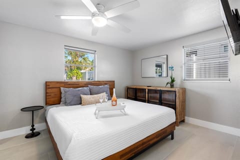 Luxury Heated Salt Pool House in Perfect Location House in Town N Country