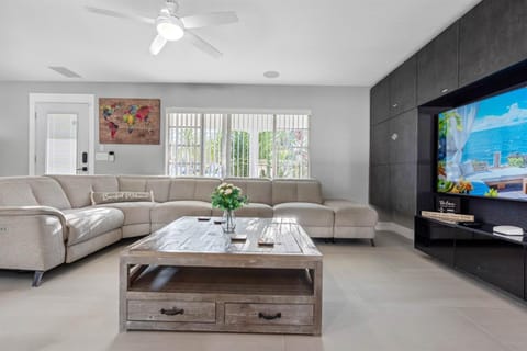 Luxury Heated Salt Pool House in Perfect Location House in Town N Country