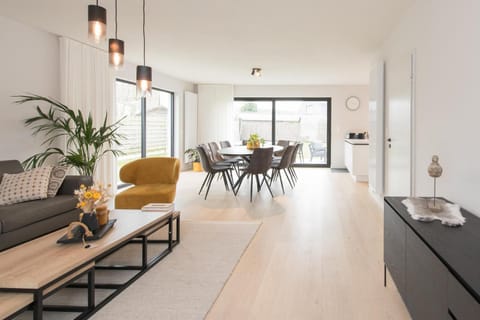 Living room, Seating area, Dining area