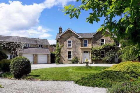 Escape To The Country @ Bron Offa Bach Apartment in Wales