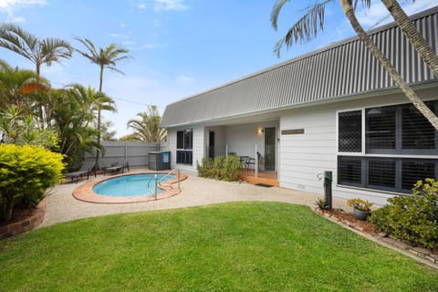 Property building, Garden, Swimming pool, Swimming pool