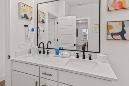 The O'Keeffe-2nd Floor Boutique Hotel Suite House in Rogers